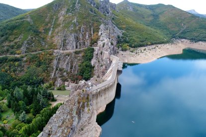 Embalse de Barrios de Luna, en León, uno de los que se propone recrecer en las alegaciones al Plan. / E. M.