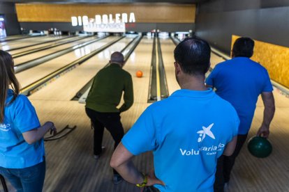 Miembros del programa de voluntariado realizan actividades con personas mayores .-VOLUNTARIADO CAIXABANK