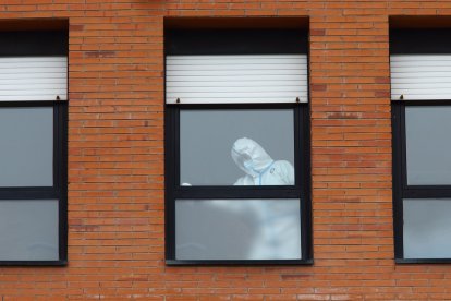 Foto de archivo de actividad sanitaria en el hospital del Bierzo de Ponferrada relacionada con el Covid-19.- ICAL