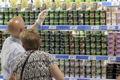 Dos clientes eligen alimentos en el lineal de un supermercado. ICAL