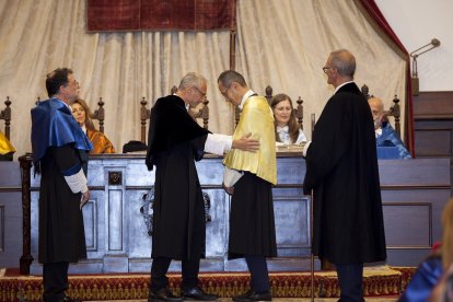 La Universidad de Salamanca inviste doctor ‘honoris causa’ al médico japonés y premio Nobel en Fisiología y Medicina, Shinya Yamanaka en un acto solemne, desarrollado conforme al antiguo ceremonial en latín, y presidido por el rector, Ricardo Rivero. -ICAL