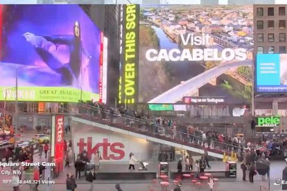 Proyección por Eurocaja Rural del vídeo de Cacabelos en una de las célebres pantallas de la emblemática zona de Times Square. -E.M.