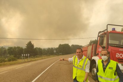 El presidente de la Diputación de Zamora señalando el incendio de Sierra de la Culebra.- E. M.