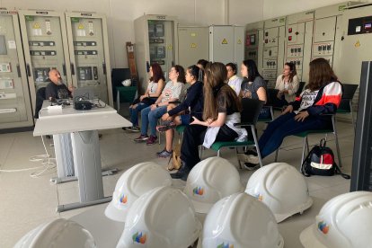 Nueve alumnas de la FP Steam visitan el parque de Peñaflor de Hornija. ICAL.