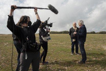 Carlos Saura conversa con Juan Luis Arsuaga durante el rodaje de 'Las paredes hablan'. EUROPA PRESS