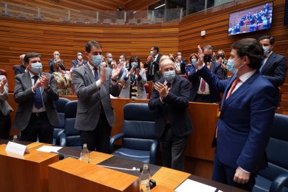 El presidente de la Junta de Castilla y León, Fernández Mañueco y el vicepresidente, Francisco Igea, se felicitan tras finalizar el debate de moción de censura del POSE contra el Gobierno de PP-Cs. -ICAL