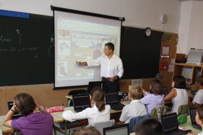 Un profesor imparte clases a los jóvenes escolares en un aula. E.M.