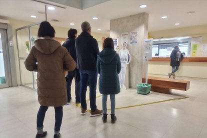 Pacientes esperando en un consultorio médico de Valladolid.-PHOTOGENIC