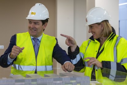 El presidente de la Junta, Alfonso Fernández Mañueco, visita las obras de la nueva residencia de la tercera edad San Juan de Sahagún junto a la consejera de Famila e Igualdad de Oportunidades, María Isabel Blanco. Ical