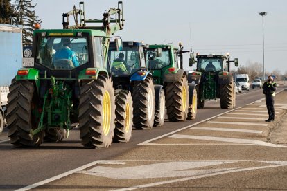 Varias decenas de tractores taponan la carretera N120 a la altura de Villadangos del P?ramo (Le?n)