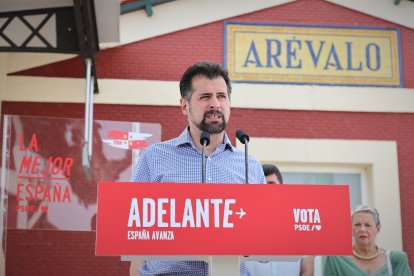 El secretario general del PSOECyL, Luis Tudanca, y el secretario general del PSOE de Ávila y candidato al Senado, Jesús Caro, realizan declaraciones a los medios en su visita a Arévalo (Ávila). -ICAL