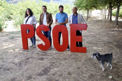 El secretario general del PSOE en la Comunidad, Luis Tudanca, junto al secretario provincial y diputado nacional, Javier Alfonso Cendón; la secretaria general de Juventudes Socialistas de León, Laura Busto; y el alcalde de Boñar, Pepe Villa. Ical