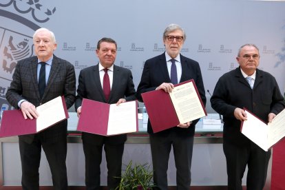 El presidente del Consejo de
Cámaras de Comercio de Castilla y León, el consejero de la Presidencia y el presidente de la CEOE Castilla - ICAL
y León, y Fernando Guerra, presidente de la Confederación Internacional de Casas Regionales de Castilla y León