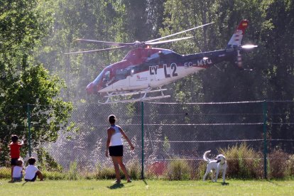 Medios terrestres y aéreos trabajan en la extinción de un incendio en San Andrés del Rabanedo (León).- ICAL