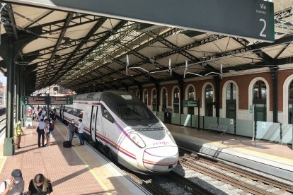 Tren Avant en la estación de trenes Campo Grande de Valladolid.- ICAL