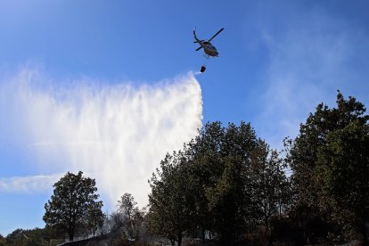 Medios terrestres y aéreos trabajan en la extinción de un incendio en San Andrés del Rabanedo (León).- ICAL