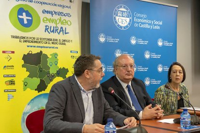 El presidente del CES, Enrique Cabero, el gerente del GAL de Tierra de Campos, Javier Paniagua, y la coordinadora del Grupo de Investigación Milagros Alario, presentan los resultados del Estudio. ICAL