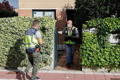 Policías registran la casa de la urbanización Santa Ana, tras el crimen.- J.M. LOSTAU