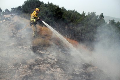 Labores de extinción en el incendio La Cabrera. ICAL