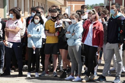 Minuto de silencio en el Campus de Vegazana de León por el asesinato de un estudiante de la Facultad de Ciencias de la Actividad Física y el Deporte. / ICAL