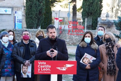 El candidato del PSOE a la Presidencia de la Junta, Luis Tudanca, atiende a la prensa frente a las puertas del Hospital Santos Reyes. -ICAL
