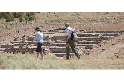 Tras la aparente humildad del yacimiento se esconde un enclave preciado para sucesivas civilizaciones que fueron aportando su sello a las hoy tierras de El Burgo. / VALENTÍN GUISANDE.