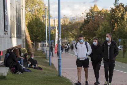 Estudiantes con mascarillas en el campus universitario de Salamanca.- ICAL