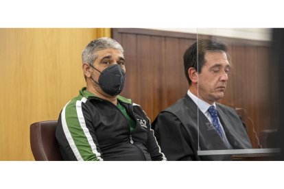 El acusado Bernardo Montoya, durante el juicio por el asesinato y violación de Laura Luelmo. E. P.