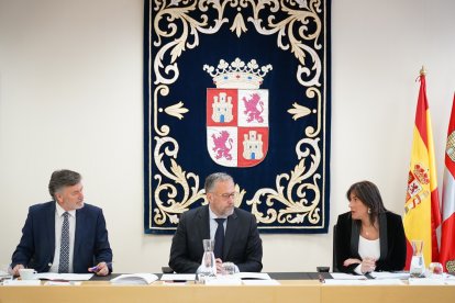 Francisco Vázquez, Carlos Polllán y Ana Sánchez durante la Junta de Portavoces.- ICAL