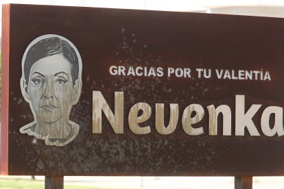 Placa en homenaje a Nevenka en Ponferrada rociada de líquido.-ICAL