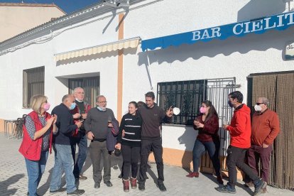 Imagen de archivo de las celebraciones por el quinto premio de la Lotería de Navidad, en Peñaranda de Bracamonte (Salamanca).- ICAL