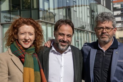 La concejala de CS en el Ayuntamiento de Salamanca Ana Suárez y el coordinador provincial de CS y secretario de organización de CS en Castilla y León, Manuel Hernández, comparecen en rueda de prensa acompañando a Fernando Castaño. ICAL