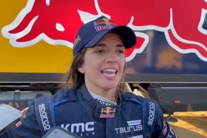 Cristina Gutiérrez atiende a la prensa tras ganar el Dakar. E.M.