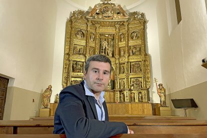 José María Vicente en la iglesia de San Pedro de la localidad palentina de Cisneros.