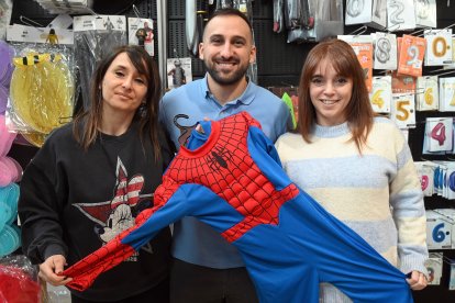 El médico Roberto Alcalde, junto a las gerentes de Disfraces Gilmar, Esther y Beatriz Gil Martín, con el disfraz que se subastar? para recaudar fondos para la Asociación Española Contra el Cáncer de Burgos. -ICAL.