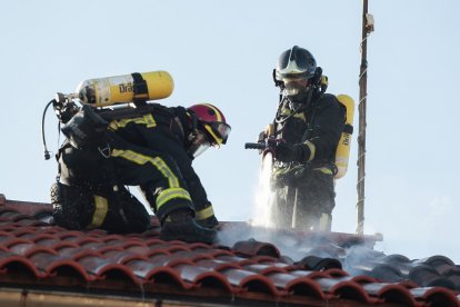 Los bomberos de León sofocan un incendio en una vivienda de Villamoros de las Regueras. / ICAL