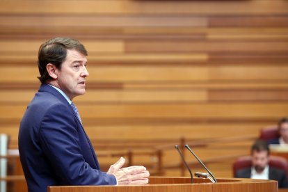 El presidente de la Junta de Castilla y León, Alfonso Fernández Mañueco, durante su comparecencia del martes en las Cortes.- ICAL