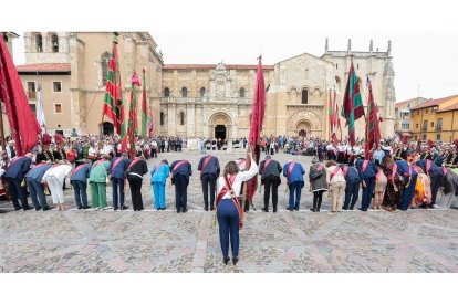 El alcalde de León, José Antonio Diez, y el exabad de San Isidoro Francisco Rodríguez protagonizan la ceremonia tradicional de Las Cabezadas