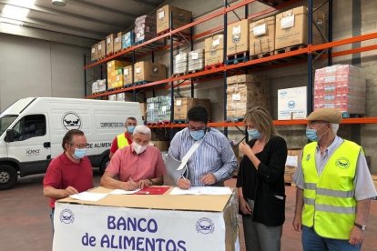 Firma del convenio entre el Ayuntamiento y el Banco de Alimentos. - AYUNTAMIENTO DE ÁVILA