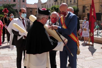 Celebración de Las Cabezadas; en la imagen, la Coorporación Municipal sale en comitiva desde la Plaza San Marcelo para dirigirse al atrio de San Isidro| ICAL