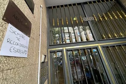 Un cartel de recuerdo a Esteban, el portero de Zamora asesinado en Madrid. -.JAVIER BARBANCHO