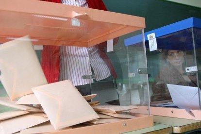 Urnas durante una votación en un colegio electoral de Valladolid, en una imagen de archivo. -E. M.