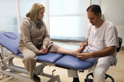 El fisoterapeuta Javier López-Negrete con la paciente Begoña en la consulta del centro de Salud de La Puebla de Palencia - ICAL