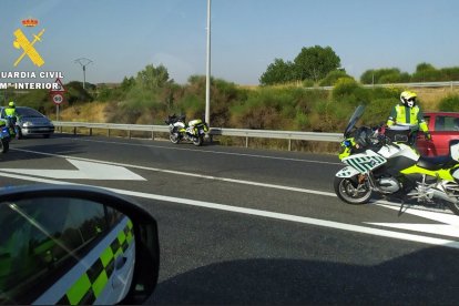 Agentes de la Guardia Civil tras interceptar el vehículo.- E. M.