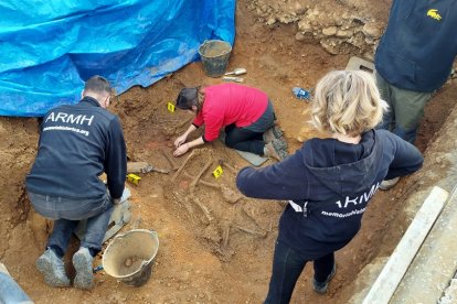 La ARMH en sus labores de exhumación en Villadangos del Páramo. -ARMH.