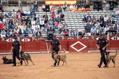 La delegada del Gobierno en Castilla y León, Virginia Barcones, junto al alcalde de Salamanca, Carlos García Carbayo, asiste a la exhibición de medios policiales que tiene lugar en la plaza de toros de Salamanca y que se enmarca dentro de los actos programados con motivo del Día de la Policía.- ICAL