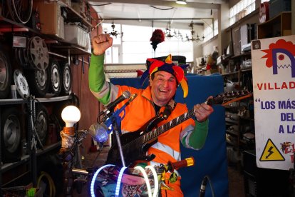 José Luis de Pablo, El Duende Eléctrico, junto a los instrumentos que utiliza.  ArgiComunicación.