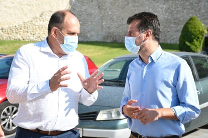 El secretario general del PSOE de Castilla y León, Luis Tudanca, acude a Cuéllar para visitar la muralla de la villa, junto al alcalde, Carlos Fraile, y el secretario general del PSOE de Segovia, José Luis Aceves. - ICAL