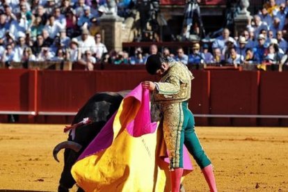 Morante de la Puebla en mitad de una faena. EM