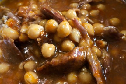 GARBANZOS CON COSTILLAS DESMIGADAS